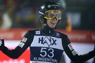 Svět je v šoku. V létě chodí do práce a doma ho berou jako exota, na můstku teď ale ostře útočí na stupně - Sport.cz